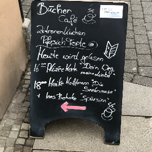 Hinweisschild vor der Einfahrt des Café Diem mit Ankündigung meiner Lesung